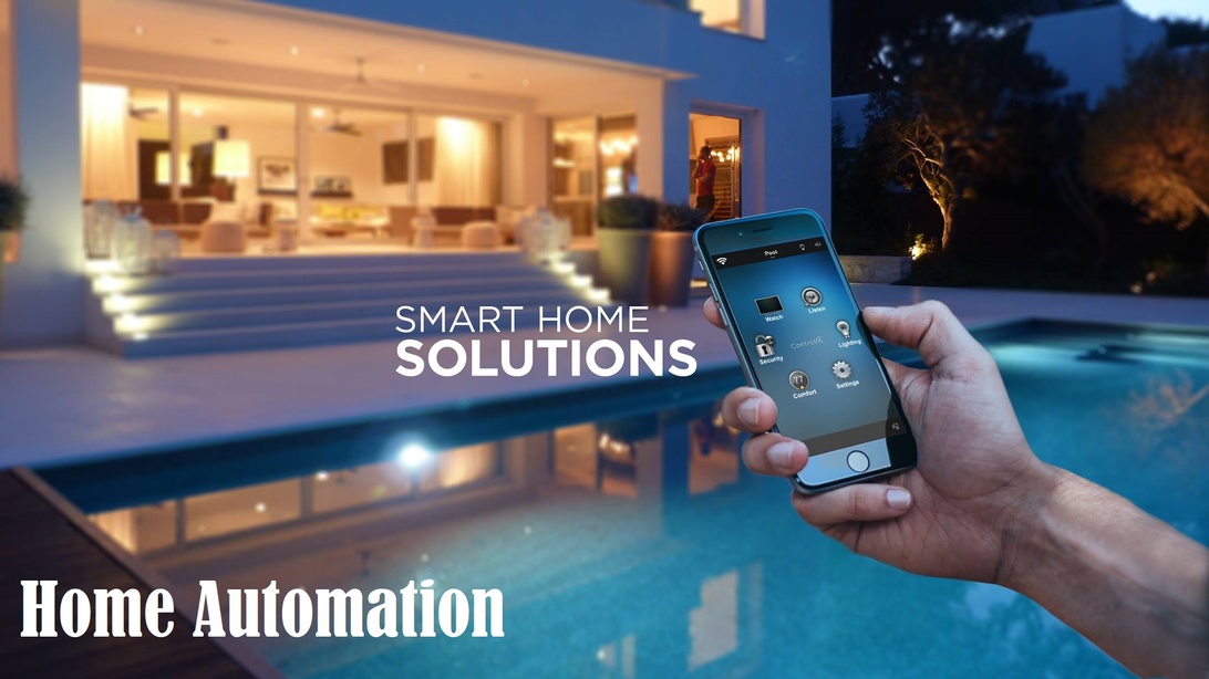 En hand håller en smartphone med en app för smarta hem, med ett modernt hem och pool i bakgrunden.
