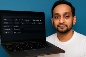 Man med förstoringsglas granskar gammal smartphone bredvid bärbar dator.